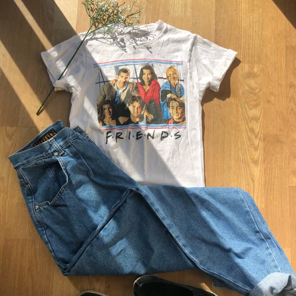 Vintage Friends Graphic Tee - Cropped - Picture 1 of 3
